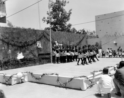 Niñas interpretan danza durante festival de día de las madres