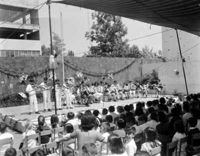 Niños ejecutan número músical durante festival de día de las madres