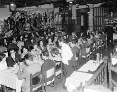 Personas en banquete durante convención de equipos y sistemas contables