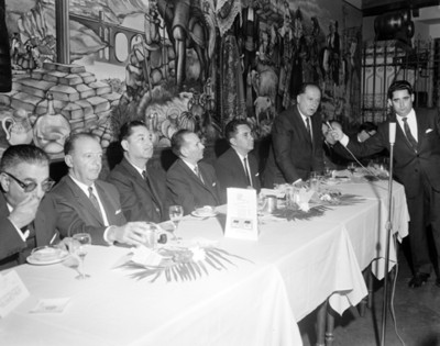 Hombre pronuncia discurso en banquete durante convención de contadores