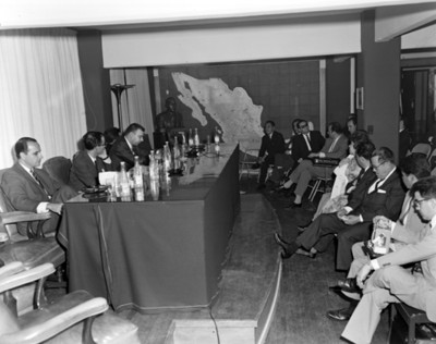 Hombres en salón de colegio de contadores durante convención