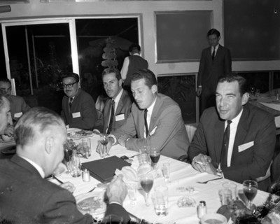 Empresarios en banquete durante convención de proveedores Automex