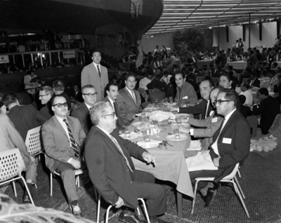 Empresarios en banquete durante convención de proveedores Automex