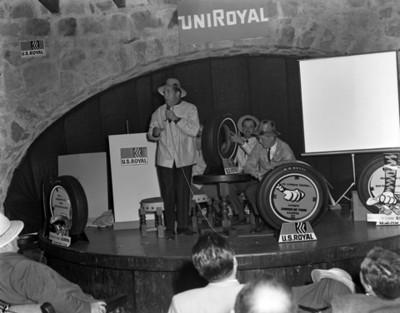 Hombres presentan llantas durante convención de empresa UniRoyal