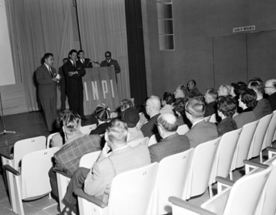 Conferencia del Instituto Nacional de Protección Infantil en un auditorio