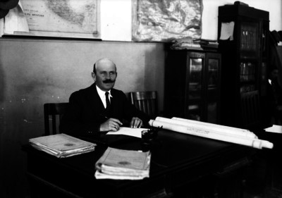 Ignacio Rodriguez trabajando tras el escritorio de su oficina, retrato