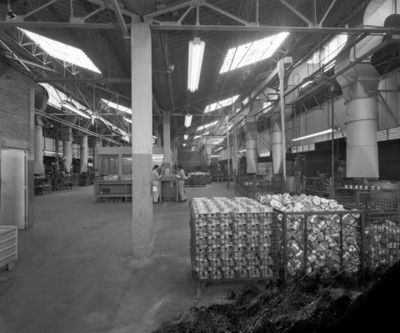 Obreros trabajan con refacciones automotrices en instalación industrial