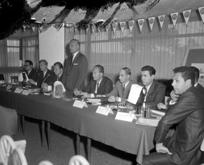 Ejecutivo en mesa directiva durante convención de empresa volkswagen