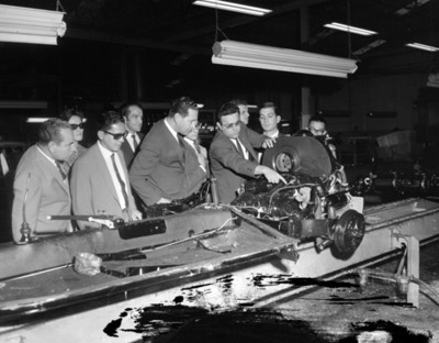 Hombres observan maquinaria durante visita a planta automotríz Volkswagen