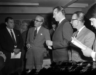 Empresarios conversan en oficina durante reunión