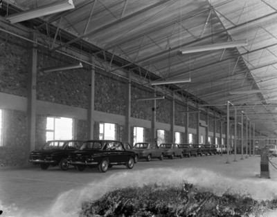 Automoviles terminados en una planta automotríz