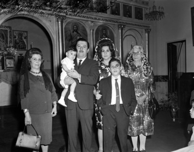 Familia en la sacristía de una iglesia, retrato de grupo