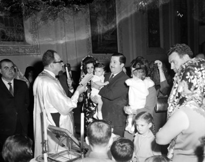 Sacerdote lee biblia durante bautizo
