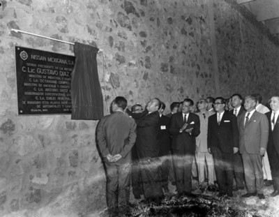 Develación de placa en inaguración de planta Nissan Mexicana