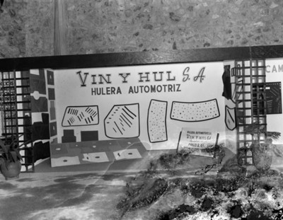 Exhibición de productos de hule "Vin y Hul" en planta Nissan Mexicana