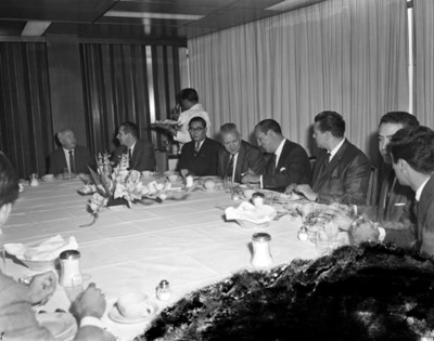 Hombres reunidos durante banquete en un salón