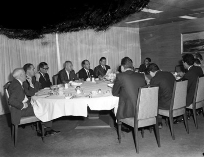 Hombres reunidos durante banquete en un salón