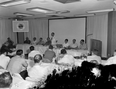 Congresista de mesa directiva durante discurso en la "Comnvención Ford"
