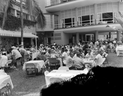 Congresistas de la Convención Ford, durante banquete en el jardín de un Hotel