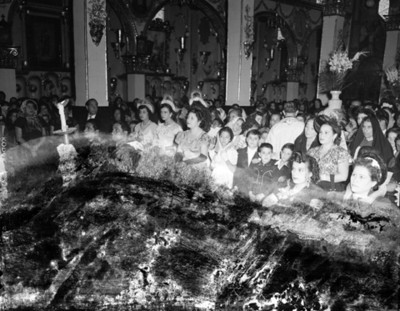 Gente en una iglesia durante boda religiosa