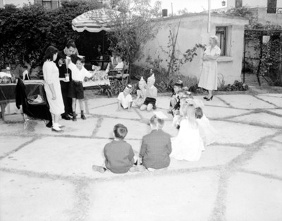 Niños durante fiesta en el patio de una casa