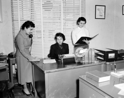 Mujeres en la oficina de una agencia de viajes