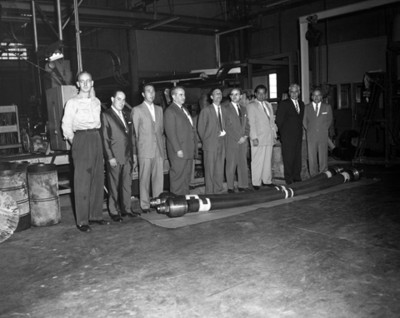 Hombres en instalación industrial, interior, retyrato de grupo