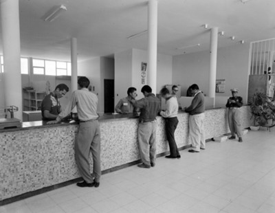 Hombres en una oficina de correos