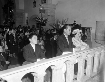 Gente durante ceremonia religiosa en el interior de una iglesia