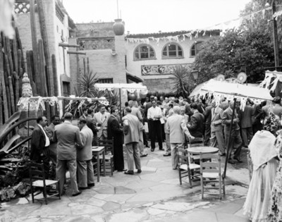 Ejecutivos durante evento social al aire libre, vista general