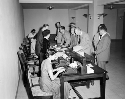 Gente en oficina pública observan documento