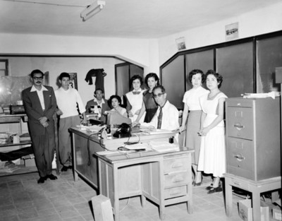 Hombres y mujeres en un edificio, retrato de grupo
