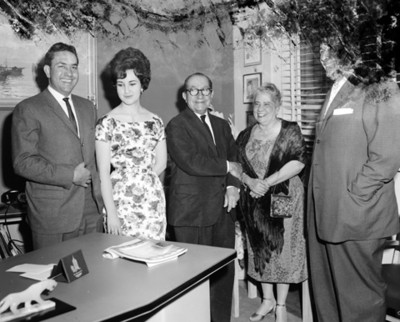 Hombres y mujeres durante reunión social en una oficina