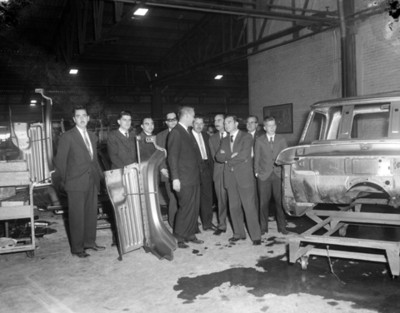 Empresarios durante visita a una planta automotriz, interior