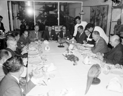 Hombres durante banquete