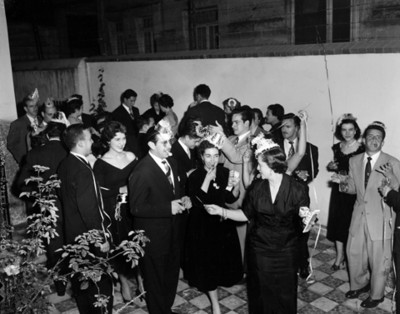 Gente convive durante posada
