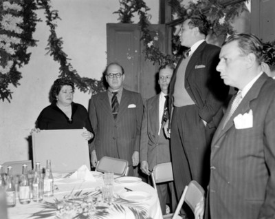 Hombres y mujer durante fiesta en un salón