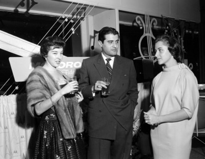 Mujeres junto a hombre en un negocio de radios Motorola, retrato