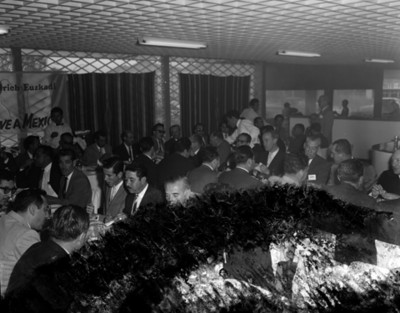 Hombres comen junto a una ventaneria
