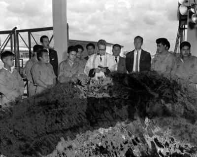 Obispo con trabajadoares durante una ceremonia