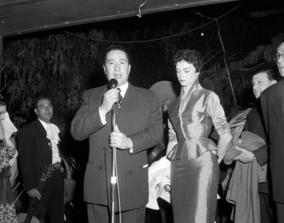 Hombre pronuncia discurso en evento social