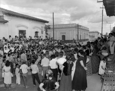 Gente reunida en una calñle