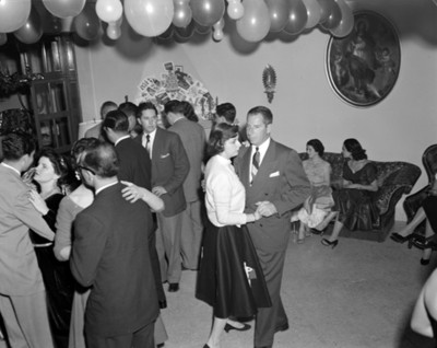 Hombres y mujeres bailan durante posada