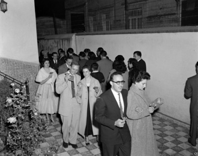 Gente convive durante posada, vista parcial
