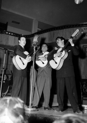 Cuco Sánchez, compositor y cantante durante un espectaculo en el salón de actos de la Loteria Nacional