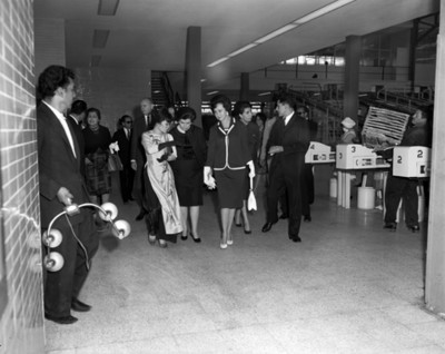 Eva Sámano en compaña de otras mujeres y empresarios recorren una fábrica