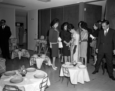 Eva Sámano y otras mujeres en el comedor del INPI