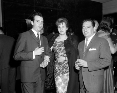 Mujer junto a empresarios en evento de Autos Francia S.A. retrato