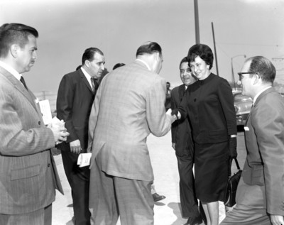 Eva María Sámano estrecha mano de hombre