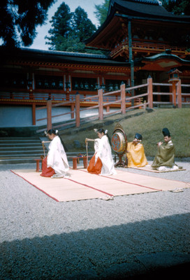 Musicos y bailarinas al exterior del Santuario Kasuga
